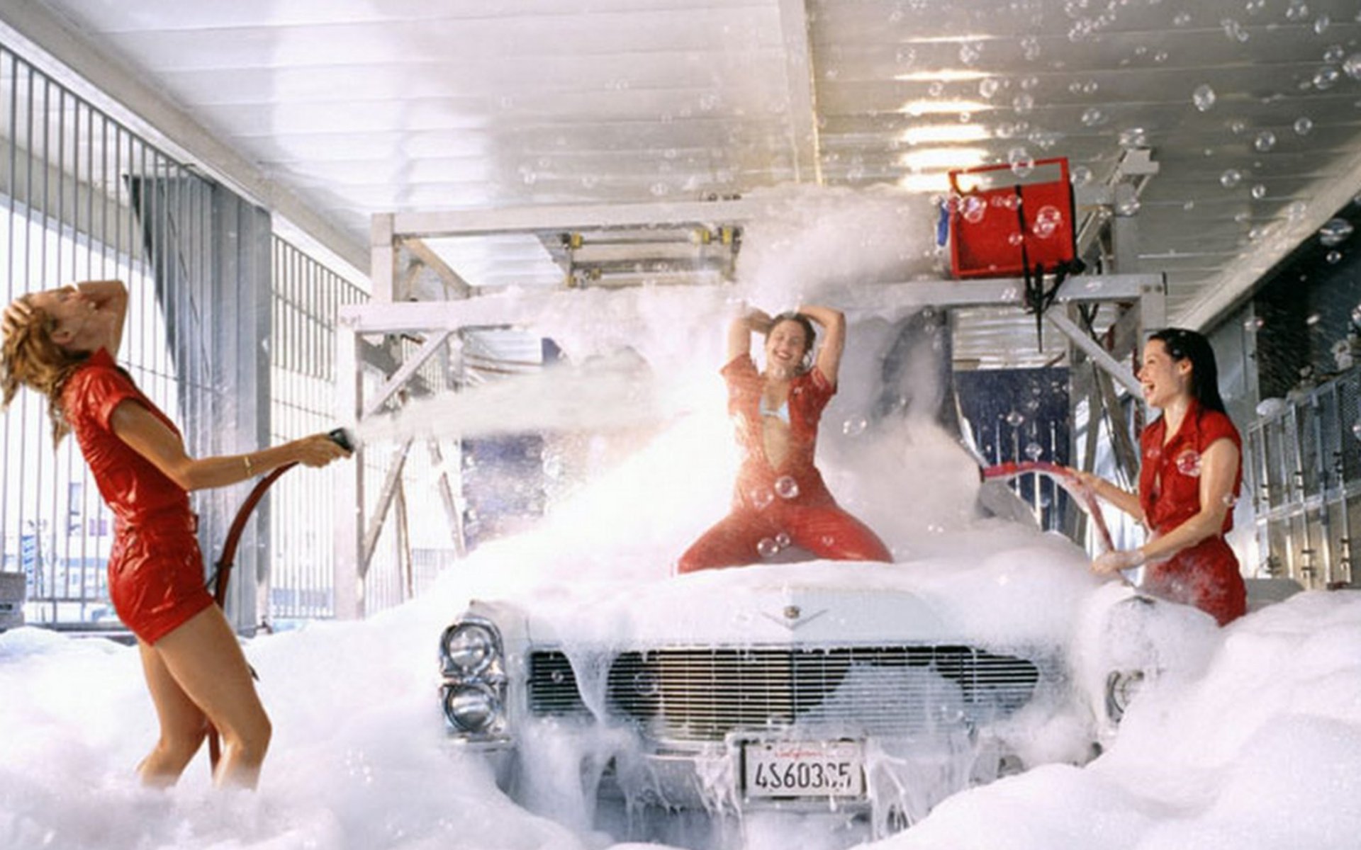 Опытная Diana Prince моет автомобиль и поливает себя водой