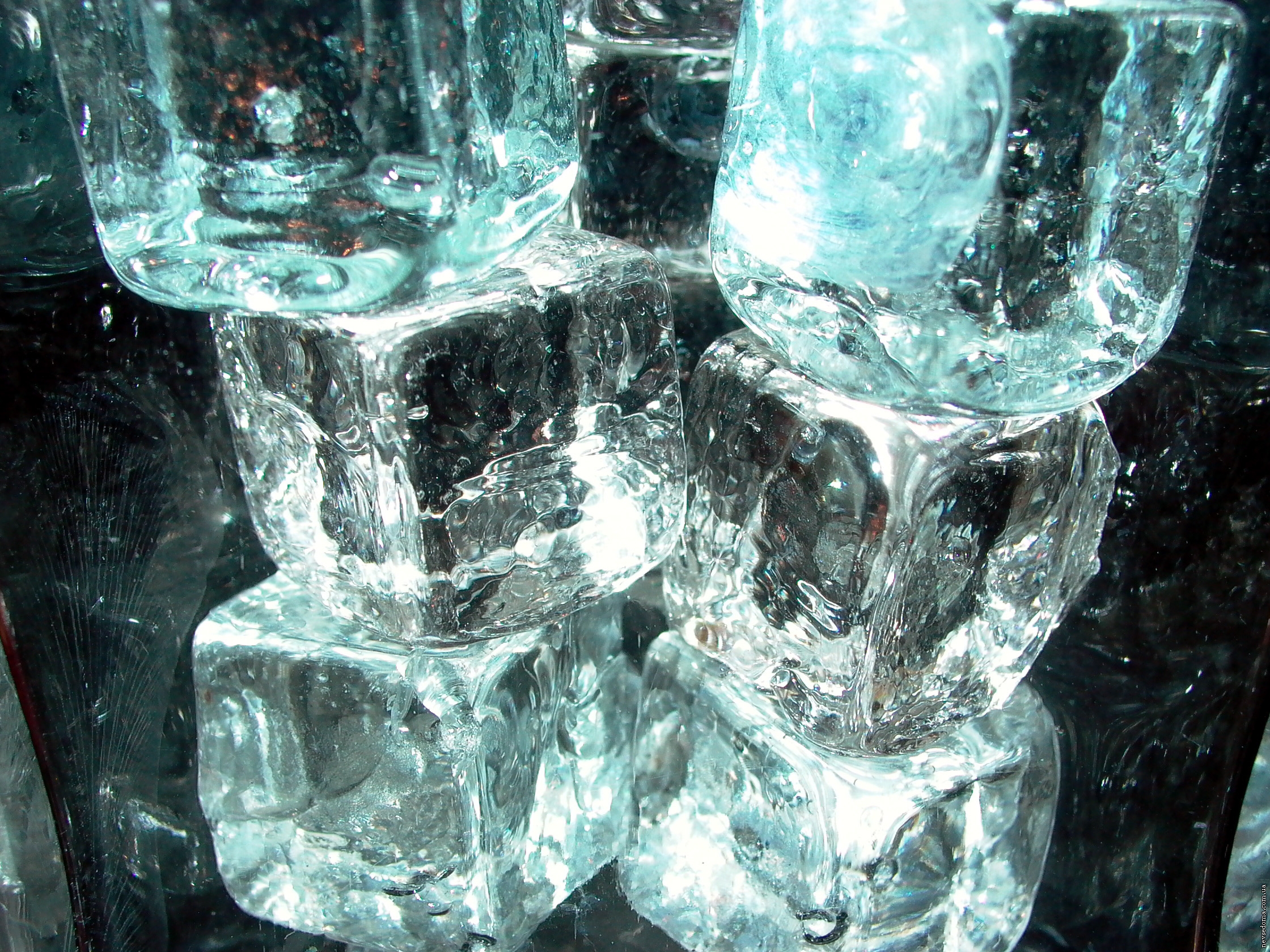 Кусочки льда песня. Кубики льда. Ледяной кубик. Кусочки льда. Лед.
