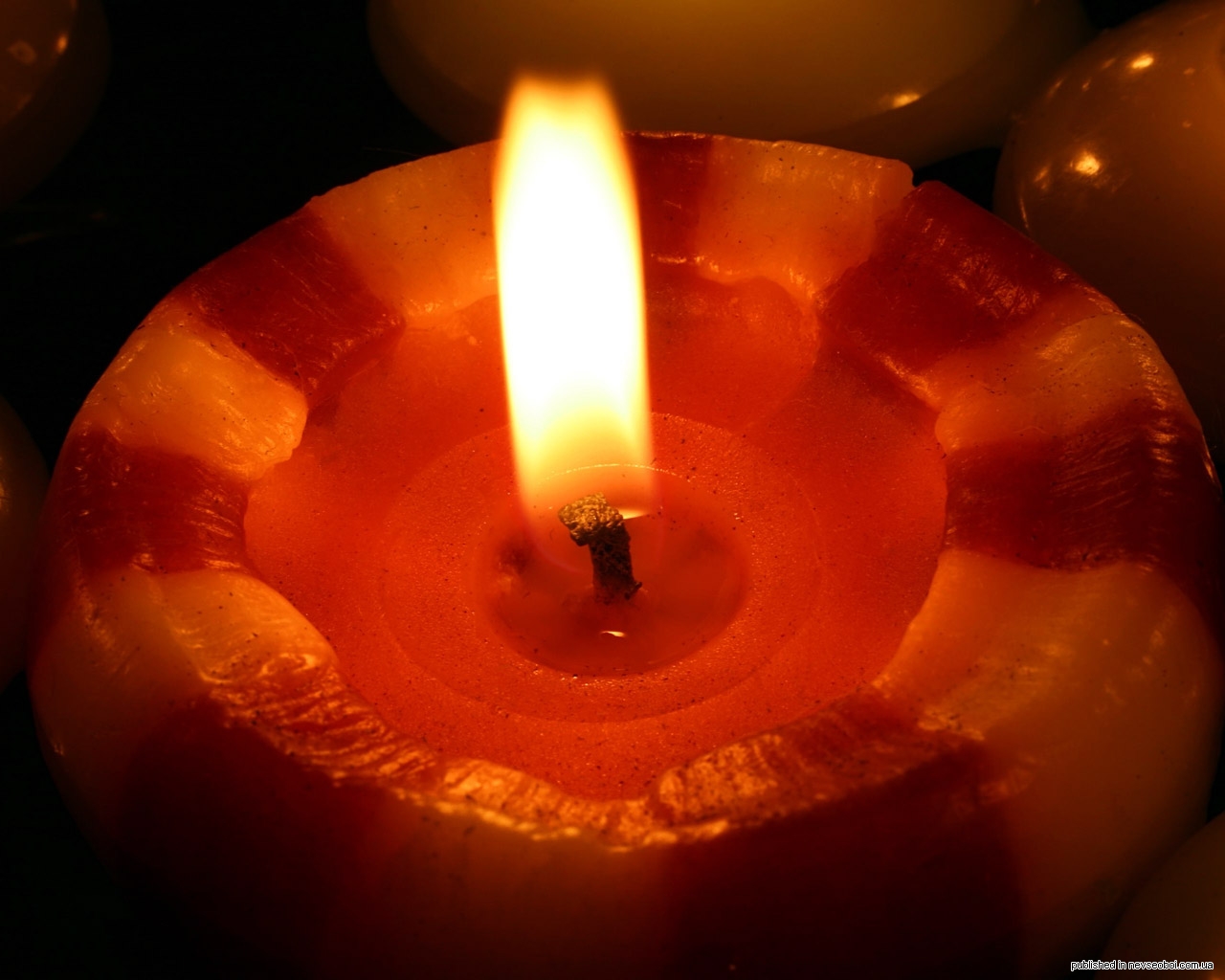 Зажгем свечи. Горящие свечи. Свеча горит красиво. В пламени свечи. Красивое пламя свечи.