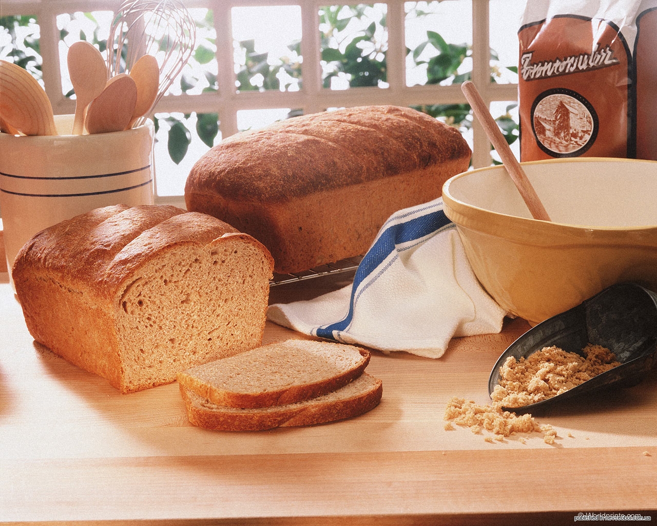 Почему хлеб вкусный. Хлеб на столе. Хлебный стол. Домашний хлеб на столе. Хлеб картинки красивые.