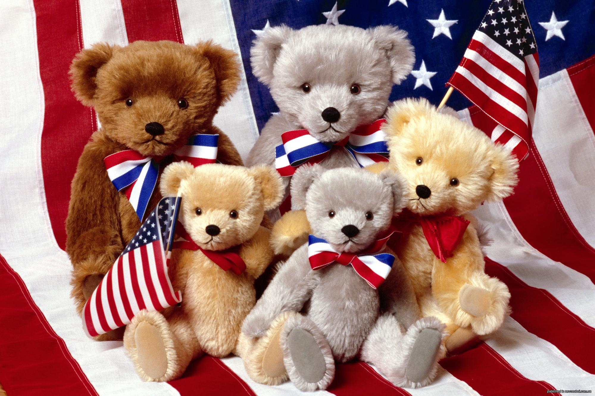 Плюшевый медведь по английски. Мишка Тедди Англия. День плюшевого мишки. Американские игрушки. Британский мишка.
