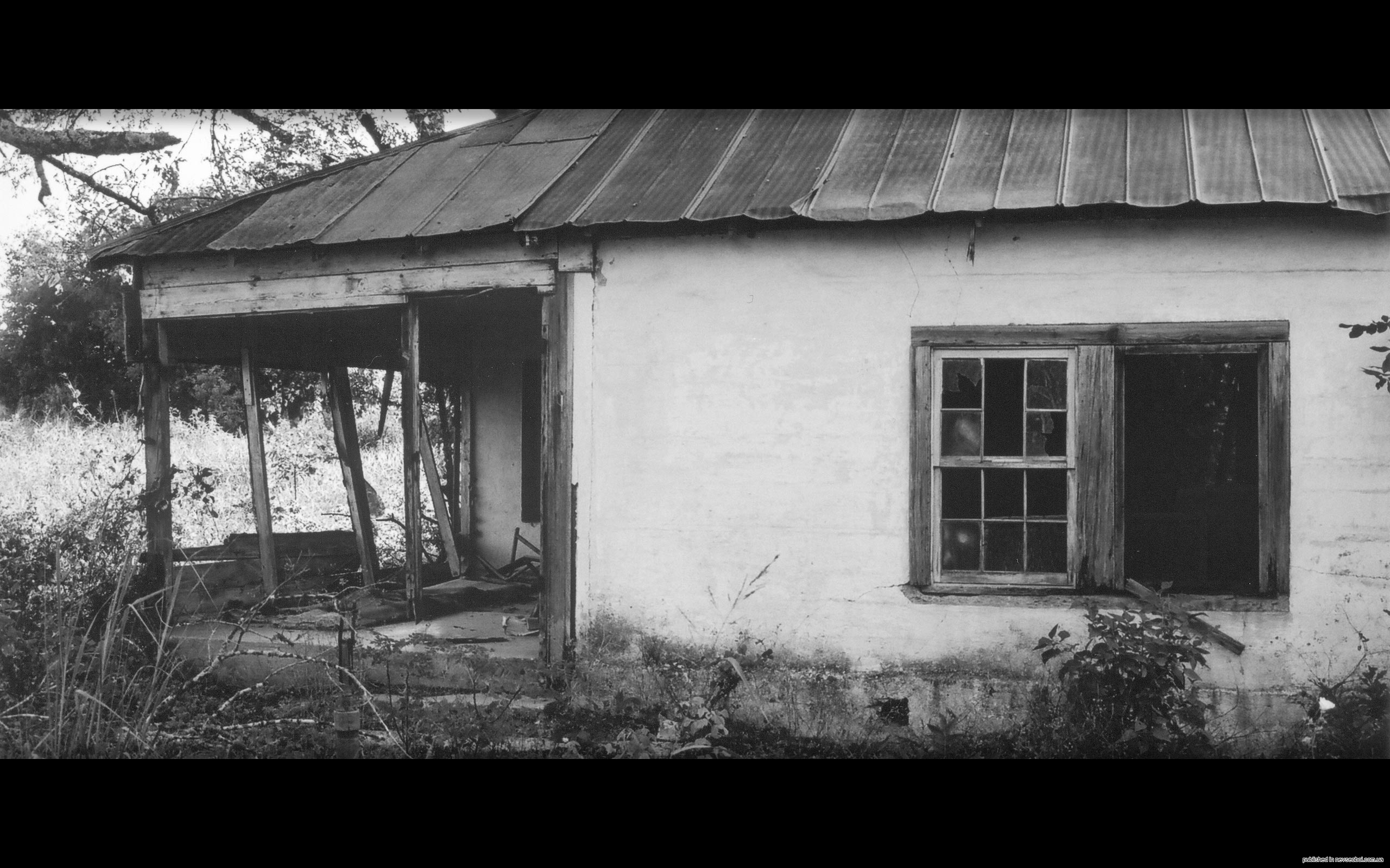 Старая добавить. Старинный дома в войну. Черно белые фотографии домов. Разрушенный дом. Домик в деревне в ВОВ.