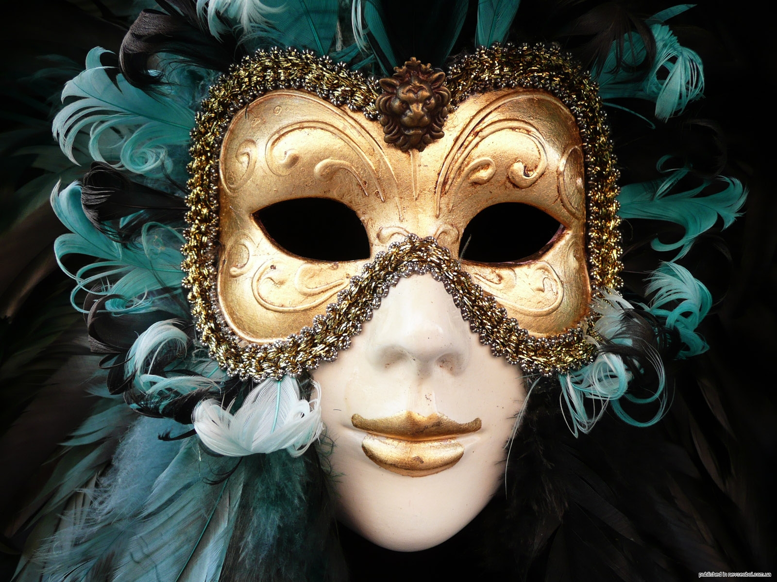 Самая красивая маска. Джузеппе Верди "бал-маскарад". Венецианская маска Вольтер. Венецианская маска Арлекино. Венецианский карнавал Коломбина.