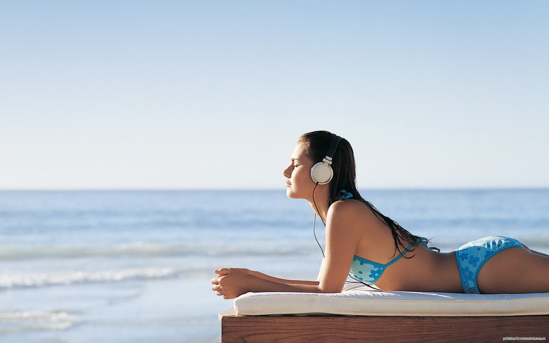 Музыка для массажа без рекламы расслабляющая слушать. Девушка. Девушка в наушниках на пляже. Наушники для девушек. Море релакс.