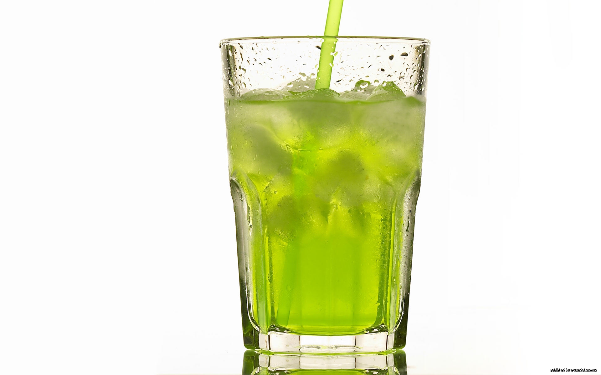 Стакан с зеленой водой. Лимонад Тархун. Мохито Тархун. Лимонад Тархун в стакане. Зеленый напиток в стакане.