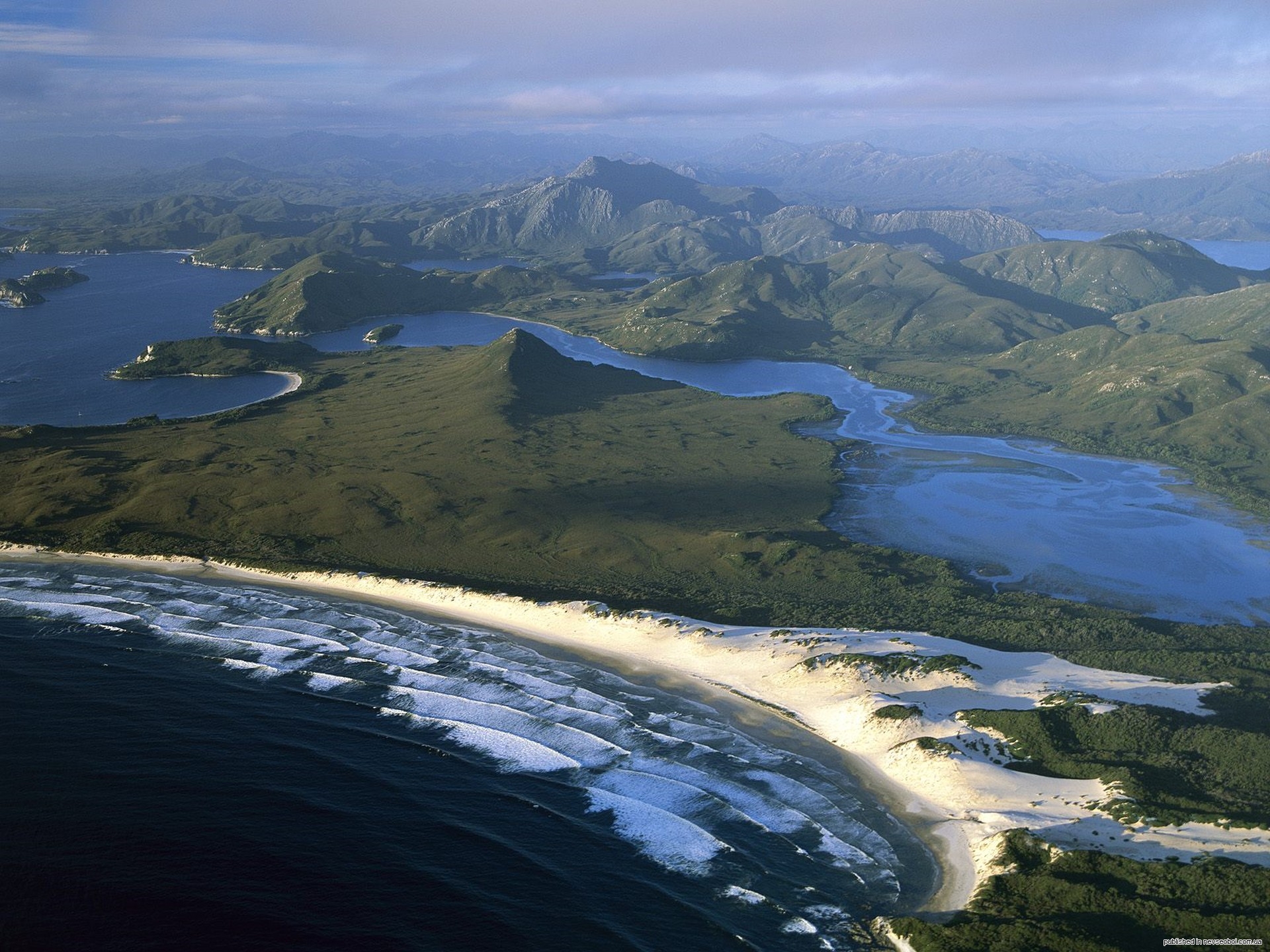 Река в океане 7. Остров Тасмания Австралия. Материковые острова Тасмания. Остров Тасмания материк. Австралия Континент остров Тасмания.