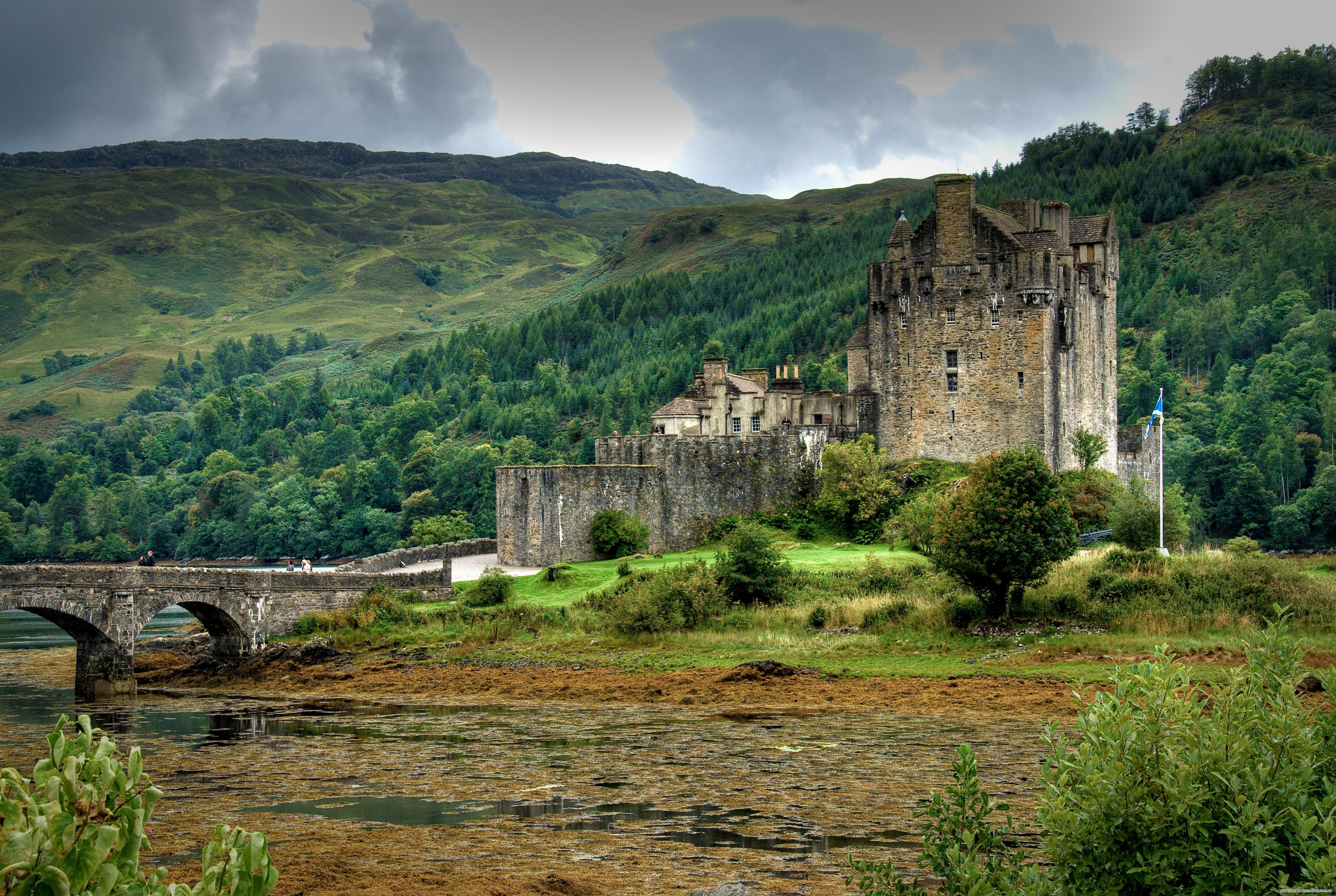 Scotland is beautiful. Замок Эйлен-Донан Шотландия. Замок Килхурн, Шотландия. Замок Эмброуз Шотландия. Замок «Грайч», Уэльс.