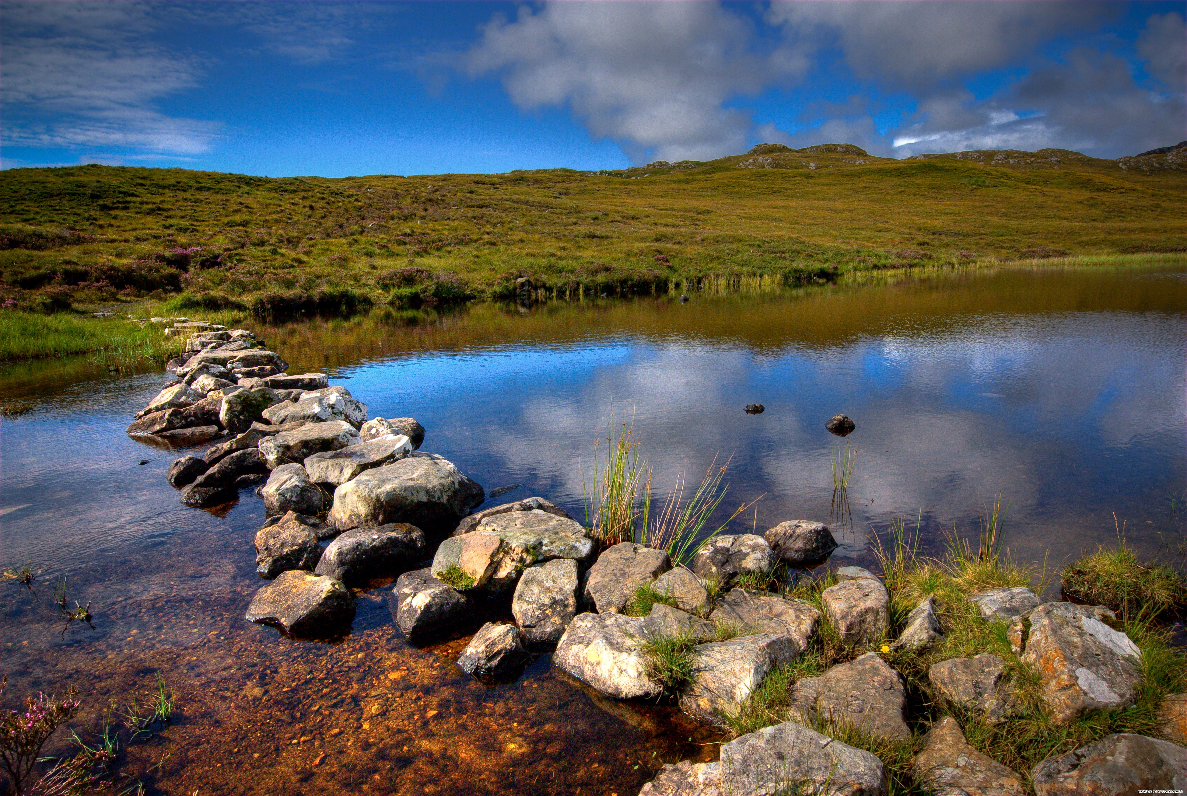 Scotland nature reserves. Камни в Шотландии. Шотландия природа камни. Холмы река Шотландия. Шотландия природа озера.