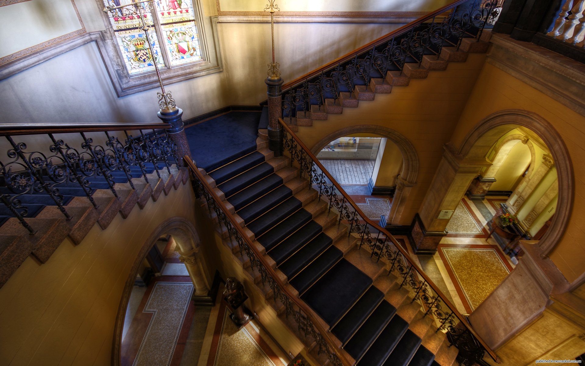 Сходи сейчас. Лестница во Дворце. Готическая лестница. Лестницы в большом Кремлевском Дворце. Парадная лестница большого кремлевского дворца.