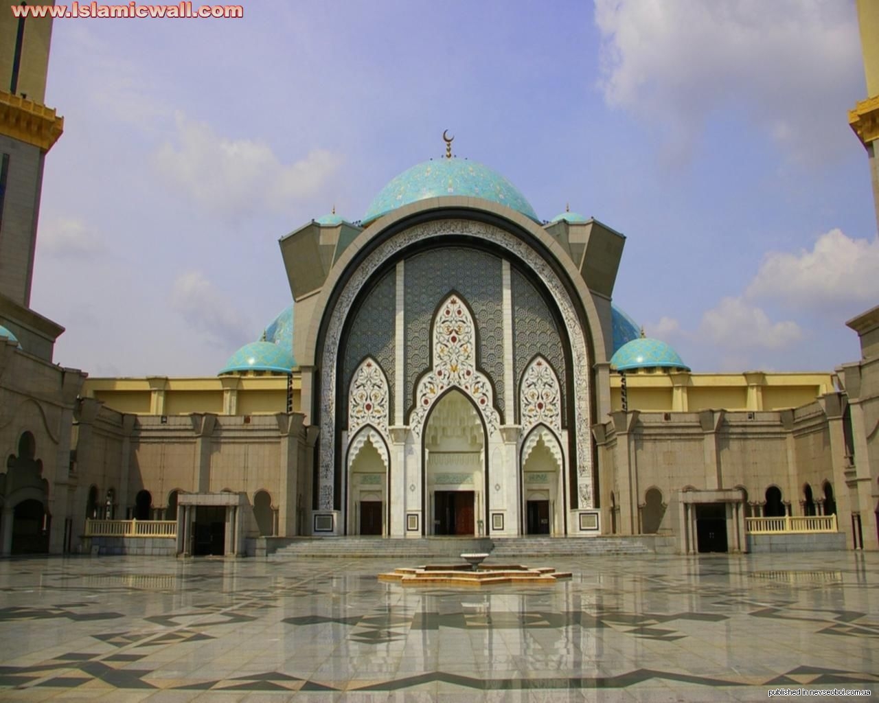 Мусульманский часть. Мечети арабского халифата. Мечеть Вилайят-Персекутуан, Куала-Лумпур, Малайзия. Исламская архитектура мечеть. Мечеть Вилайят Персекутуан.