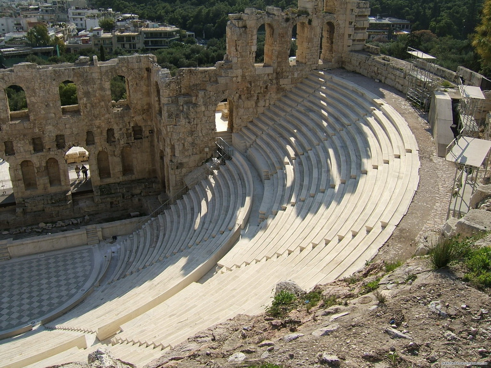 В афинском театре 5 класс слушать. Театр Диониса Афинский Акрополь. Театр Диониса в древней Греции. Одеон это в древней Греции. Театр Диониса в Афинах Акрополь.