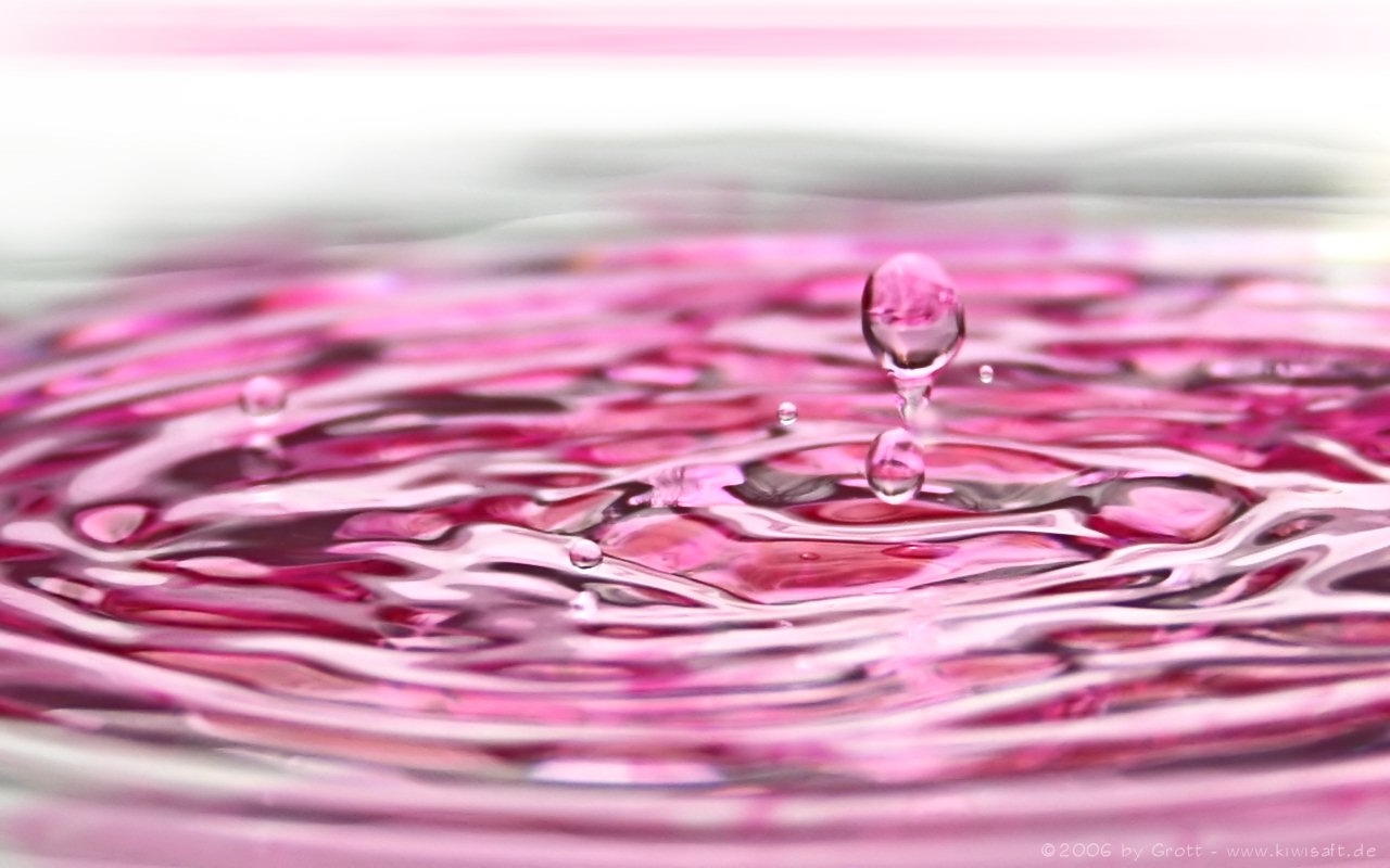 Розовые капли воды. Розовая вода. Розовая жидкость. Розовые капли. Розовая вода фон.