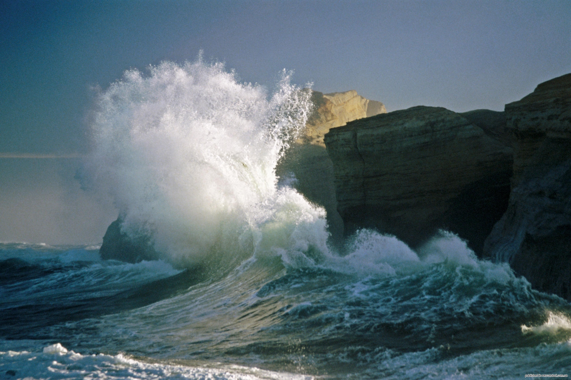 Первыми приходят волны. Волны бьются о скалы. Волны разбиваются о скалы. Море шторм. Атлантический океан.