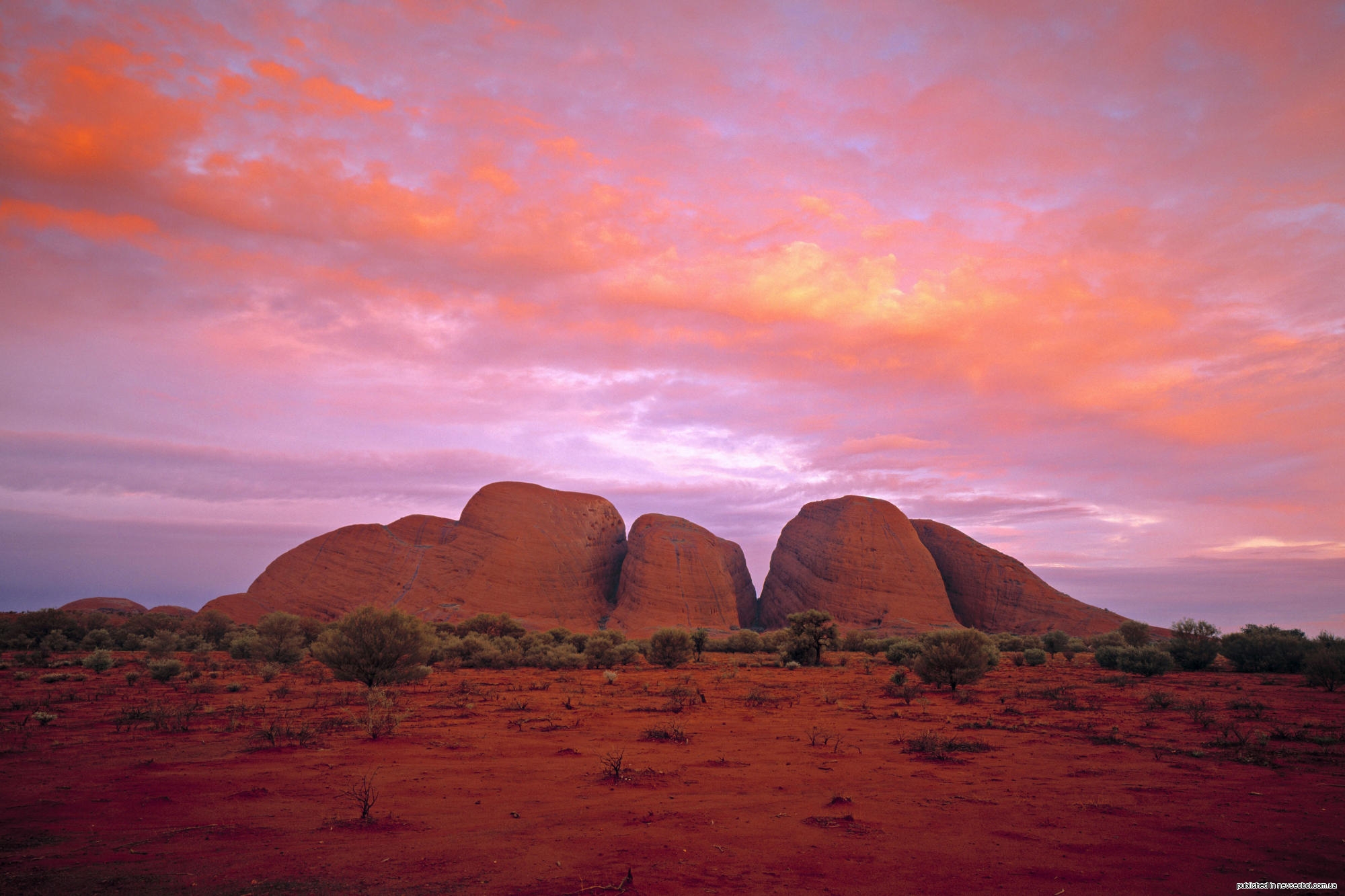 Неживая природа в пустыне. Скала ОЛЬГАС Австралия. Пустыни Австралии. Пустынные пейзажи Австралии. Ландшафт Австралии.