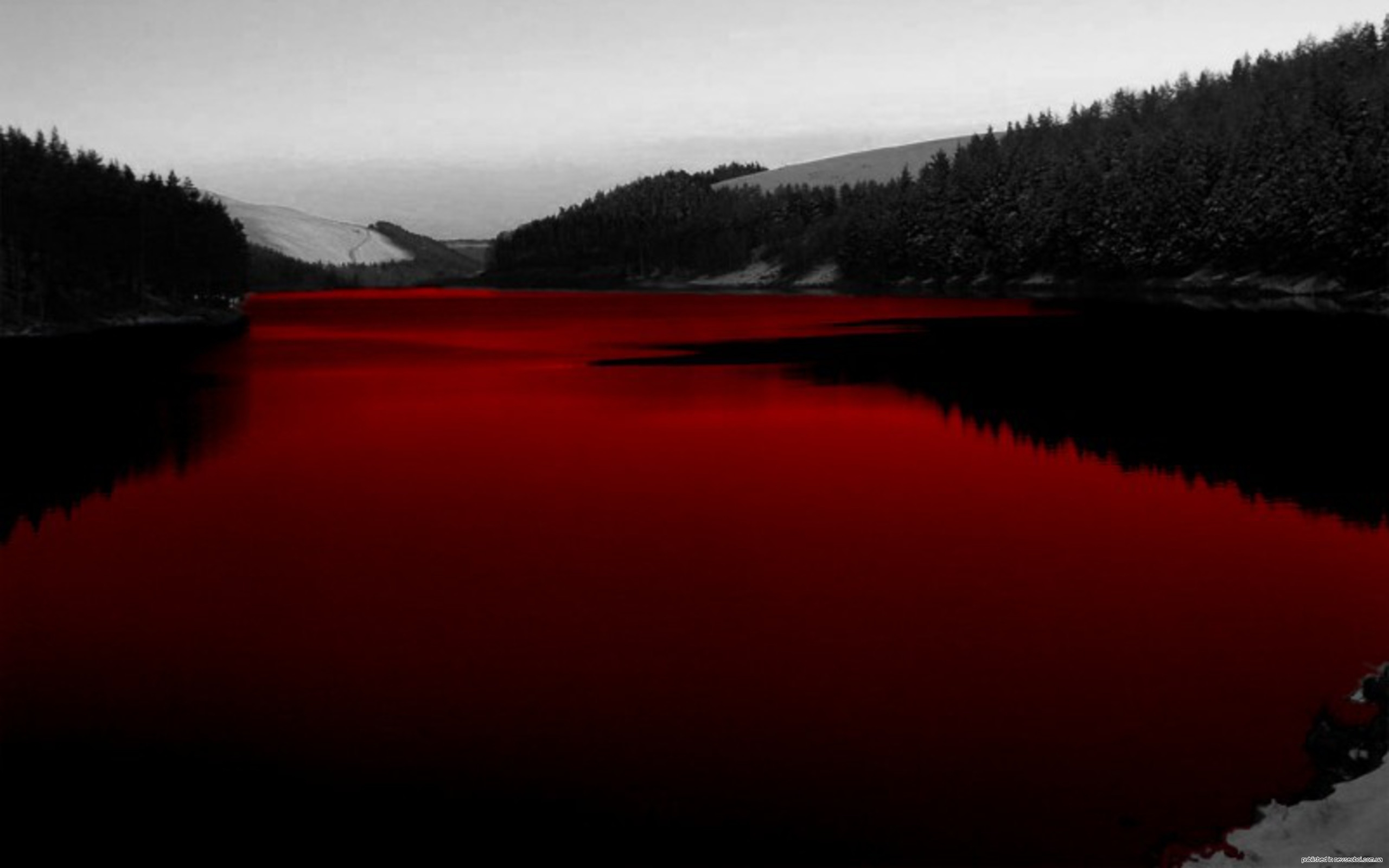Красно черные фотографии. Красное озеро Румыния красная вода. Красное озеро в Канаде озеро крови. Красное озеро Ленинградская область.