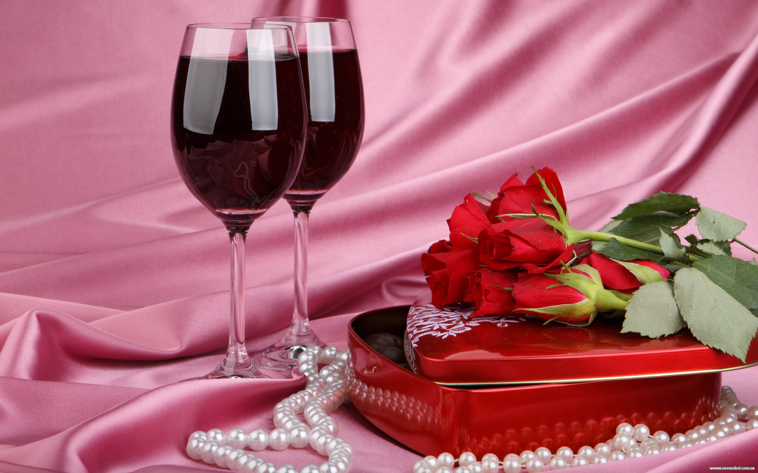 Красивая романтическая открытка. Цветы вино конфеты. Бокал вина, конфеты, цветы. Розе вино. С днем рождения вино.