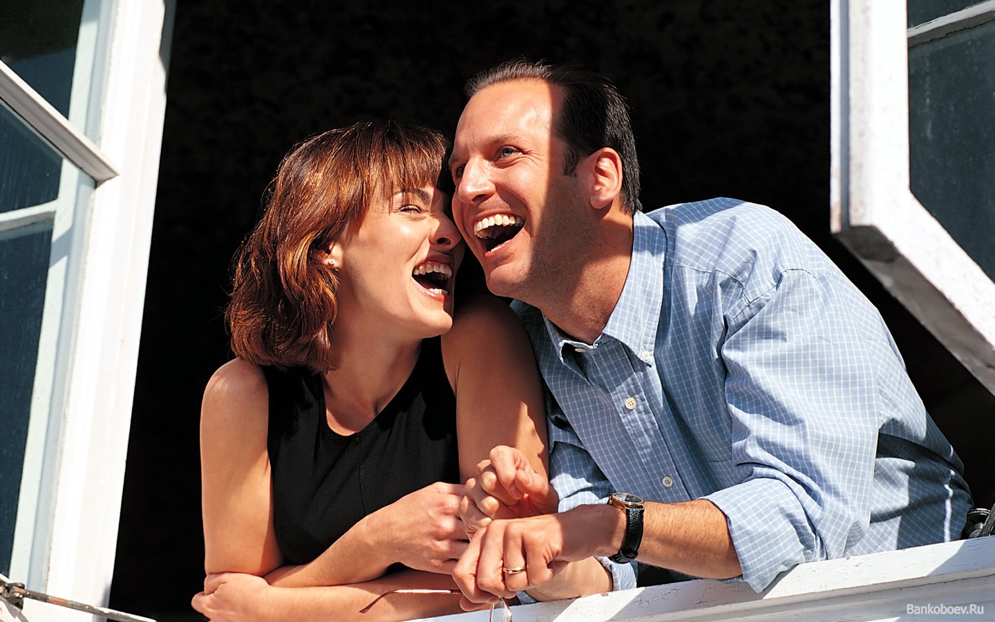 Год общения с мужчиной. Мужчина и женщина смеются. Пара смеется. Двое смеются. Муж и жена смеются.