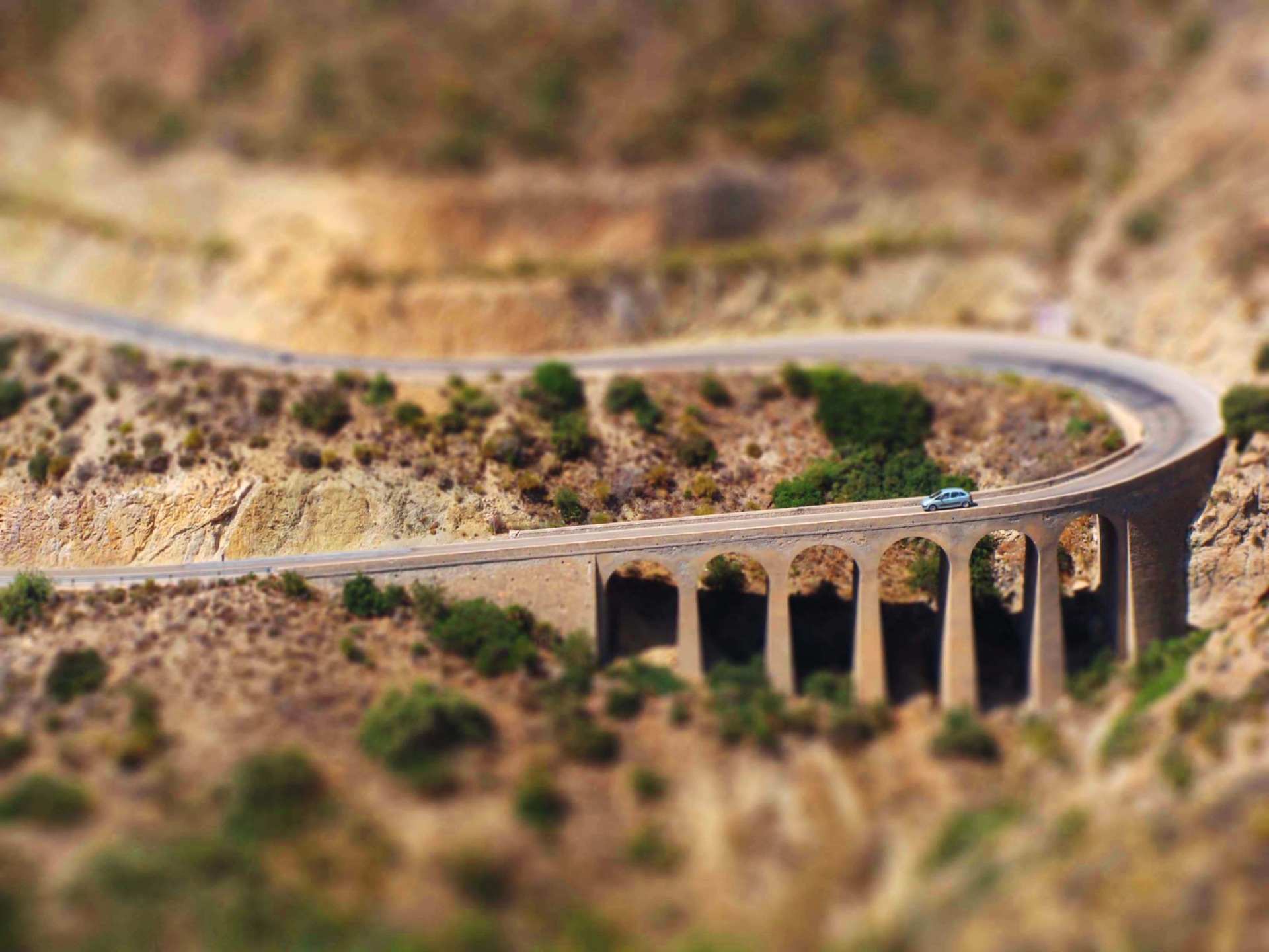 Man made world. Tilt Shift. Обои тилт шифт. Tilt Shift пейзаж. Зимняя Горная дорога тилт-шифт.