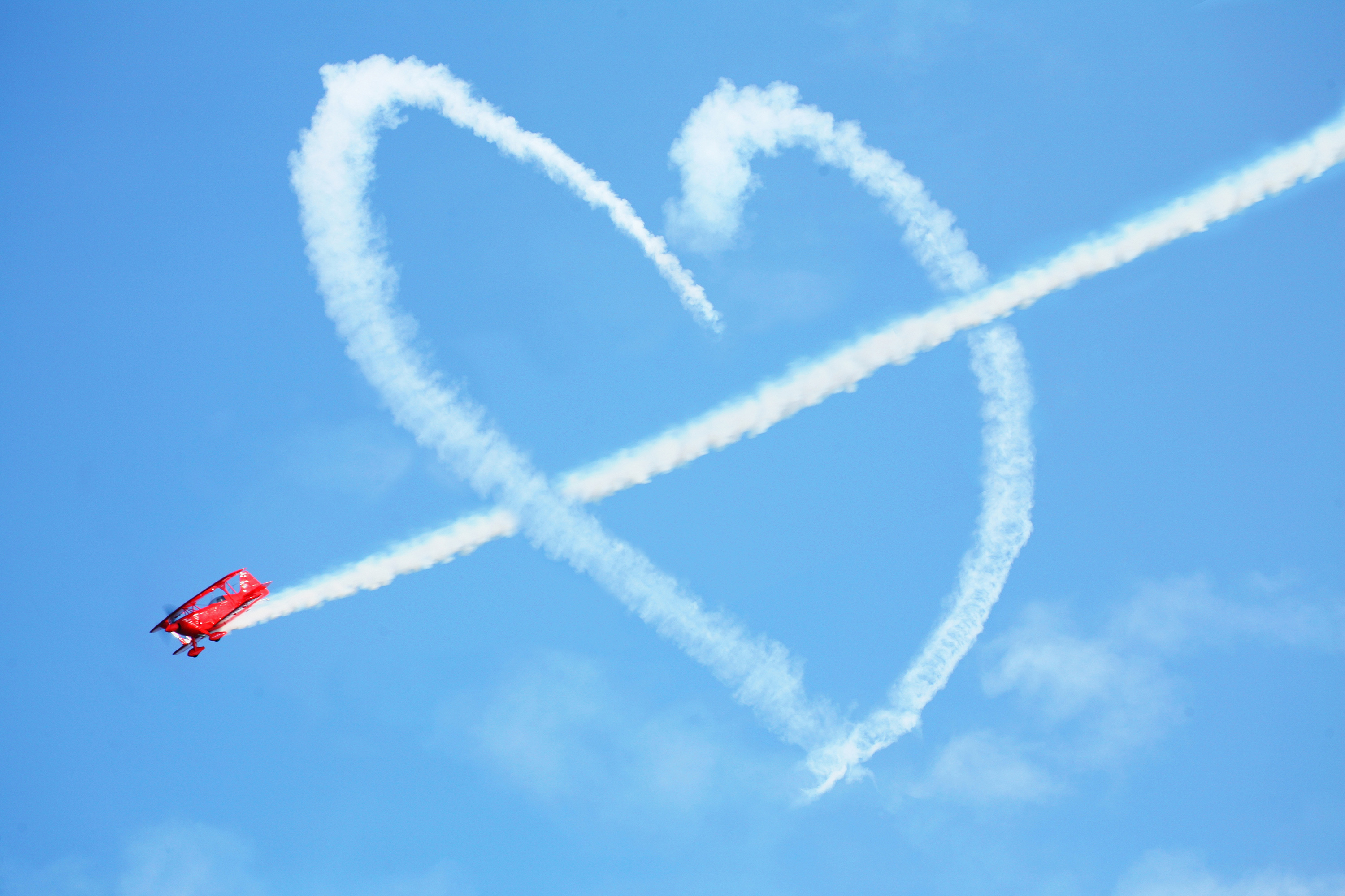 Самолет написал в небе. Самолет в небе. Влюбленный самолет. Сердце в небе самолет. Сердце с самолетом.
