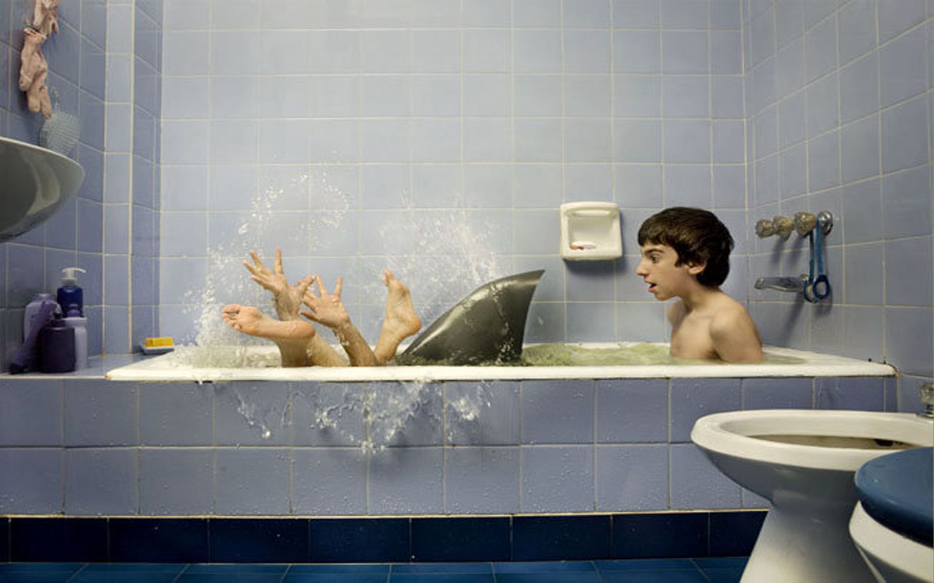 Девушки моются вместе. Мальчик и девочка в ванной. Купаюсь в ванной комнате. Ванная комната с людьми. Мальчик в ванне.