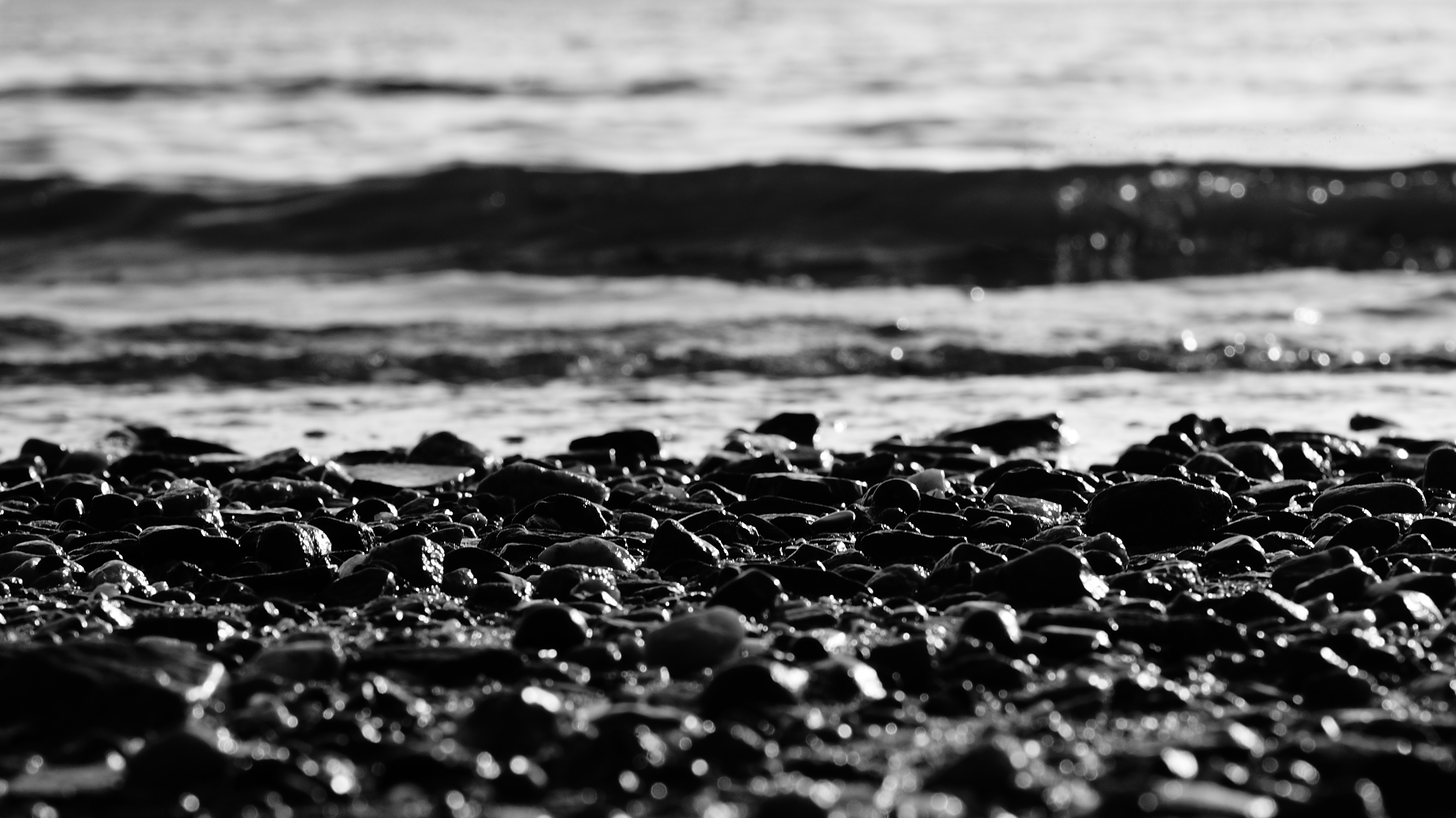 Черный камень черной воде. Море чб. Море черного цвета. Чёрно белое море. Камни море черно белое.