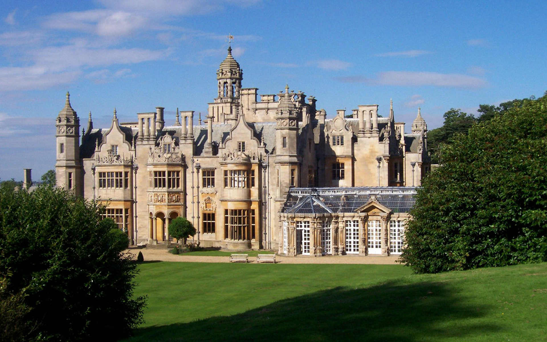 Apethorpe palace is one of england. Замок Мэнор. Касл Хаус замок дом. Мэнор Хаус поместье. Линвуд Мэнор поместье.