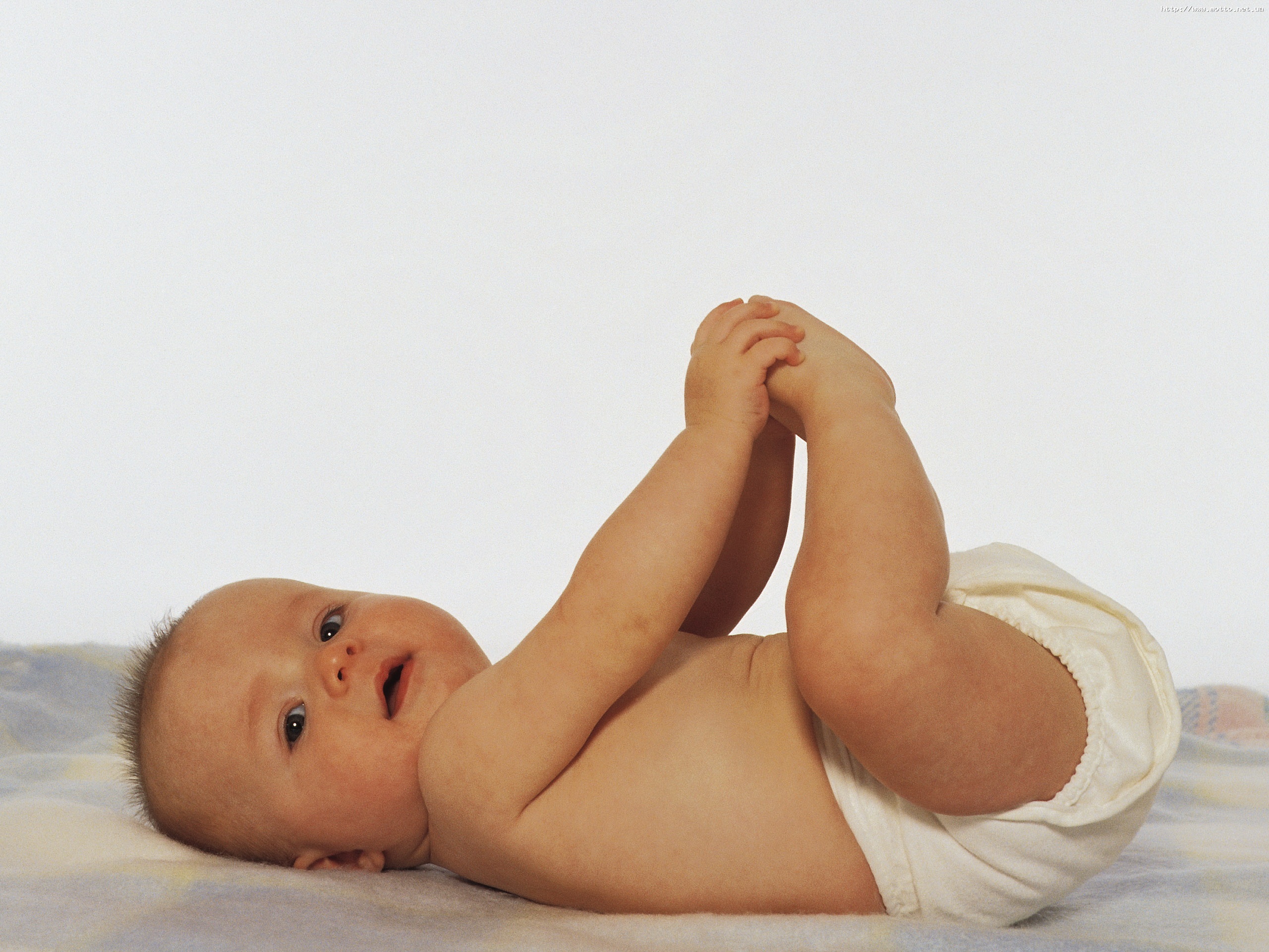 Рука нога когда у ребенка. Ребенок со спины. Младенец с поднятыми ногами. Младенец лежит.