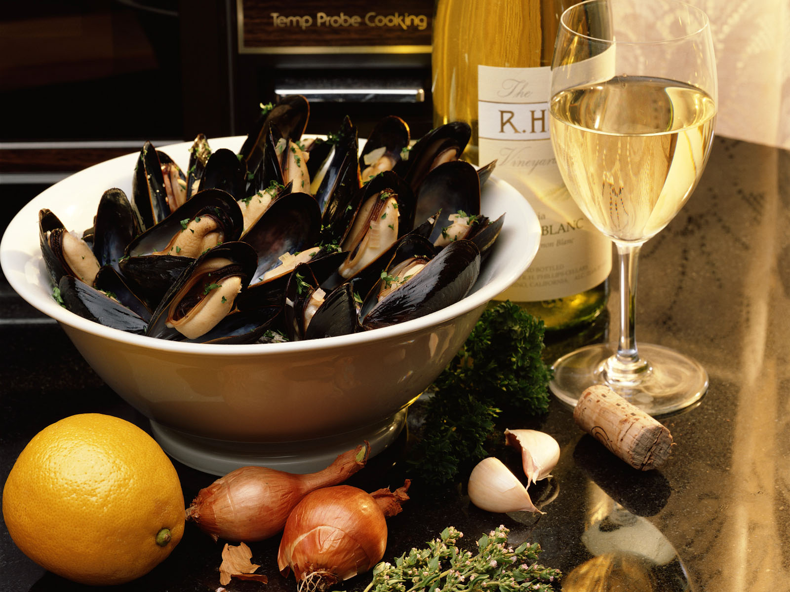 Какая рыба подходит к вину. Вино и морепродукты. Шампанское и морепродукты. Белое вино и морепродукты. Вино и рыба.