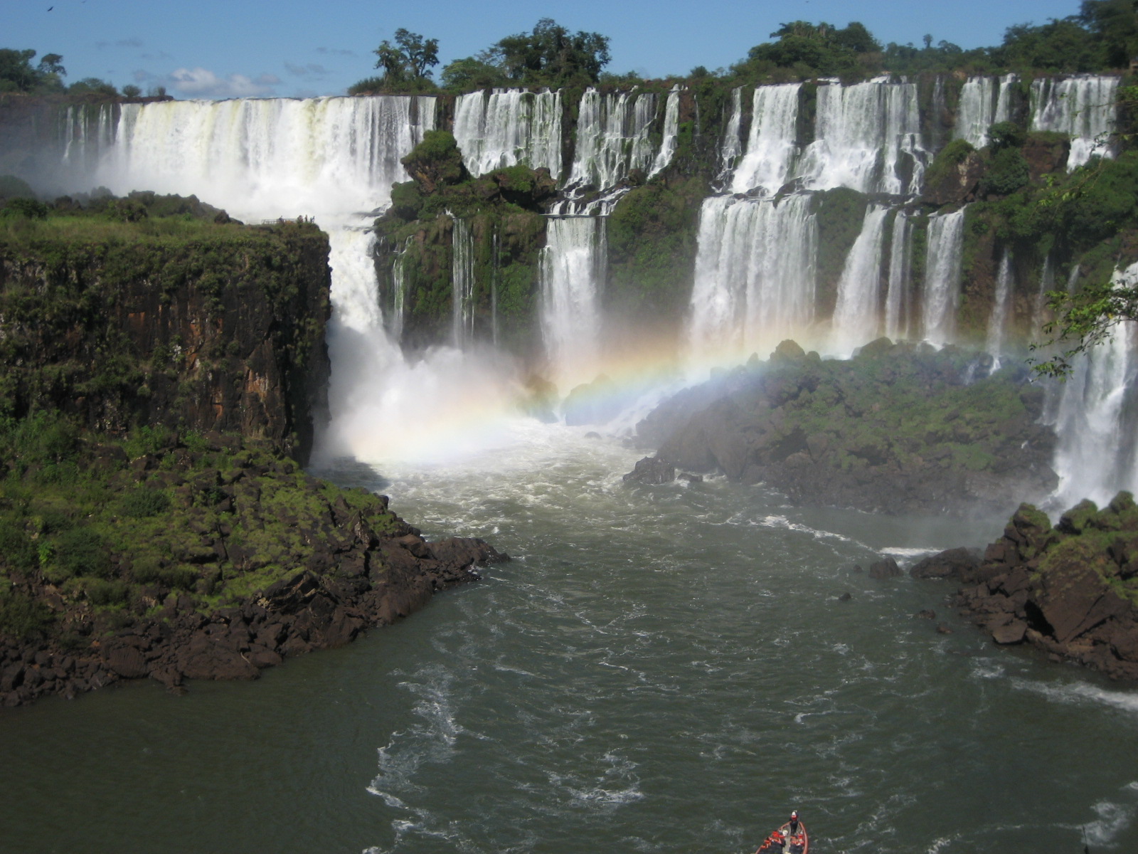 Комплекс водопадов на границе бразилии аргентины. Водопады Игуасу Аргентина. Бразилия водопады Игуасу. Водопады Игуасу достопримечательности Бразилии. Водопад Игуасу, граница Бразилия–Аргентина.