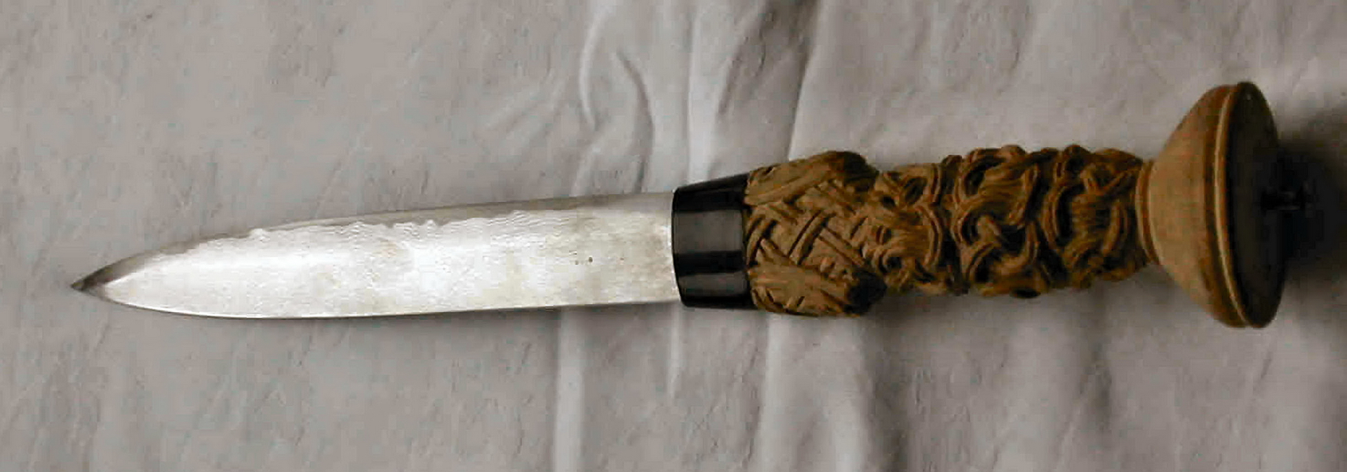 Нож из гачи. Кинжал Гольбейна. Нож Остяк манси Эра. Тибетские ножи тонгмён. Резные ручки для ножей.
