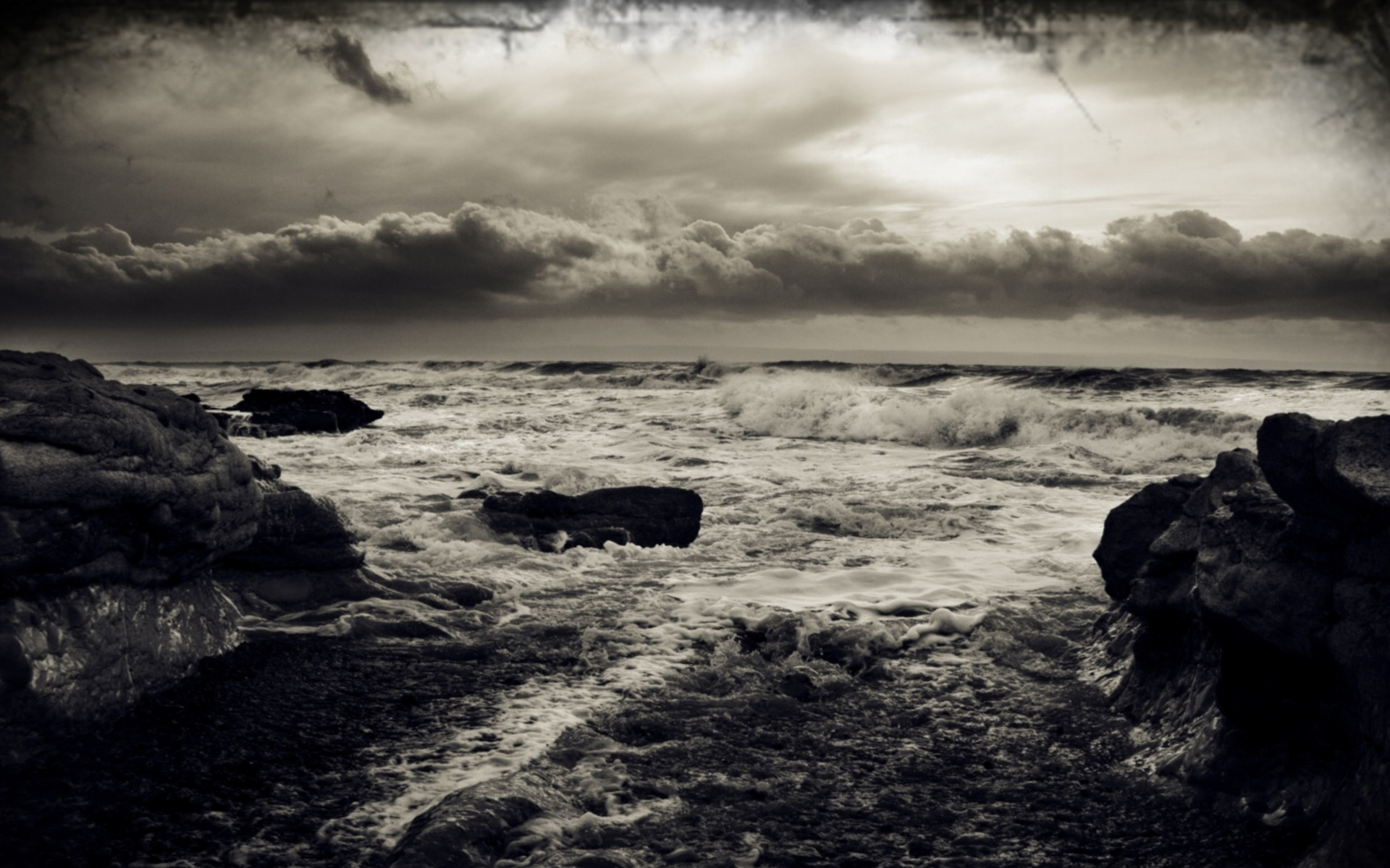 Темный шторм. Темное море. Мрачное море. Море черно белое. Бушующее море.