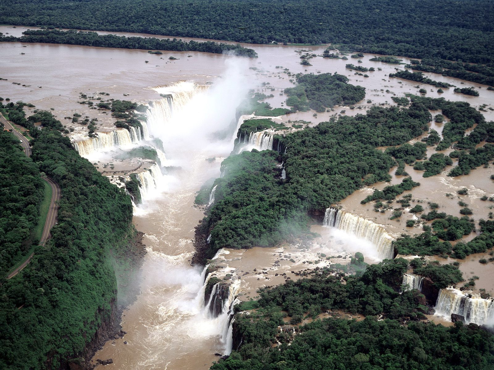 Бразилия природный мир. Бразилия водопады Игуасу. Водопады "garganta del Diablo". Игуасу, Аргентина / Игуасу, Бразилия.
