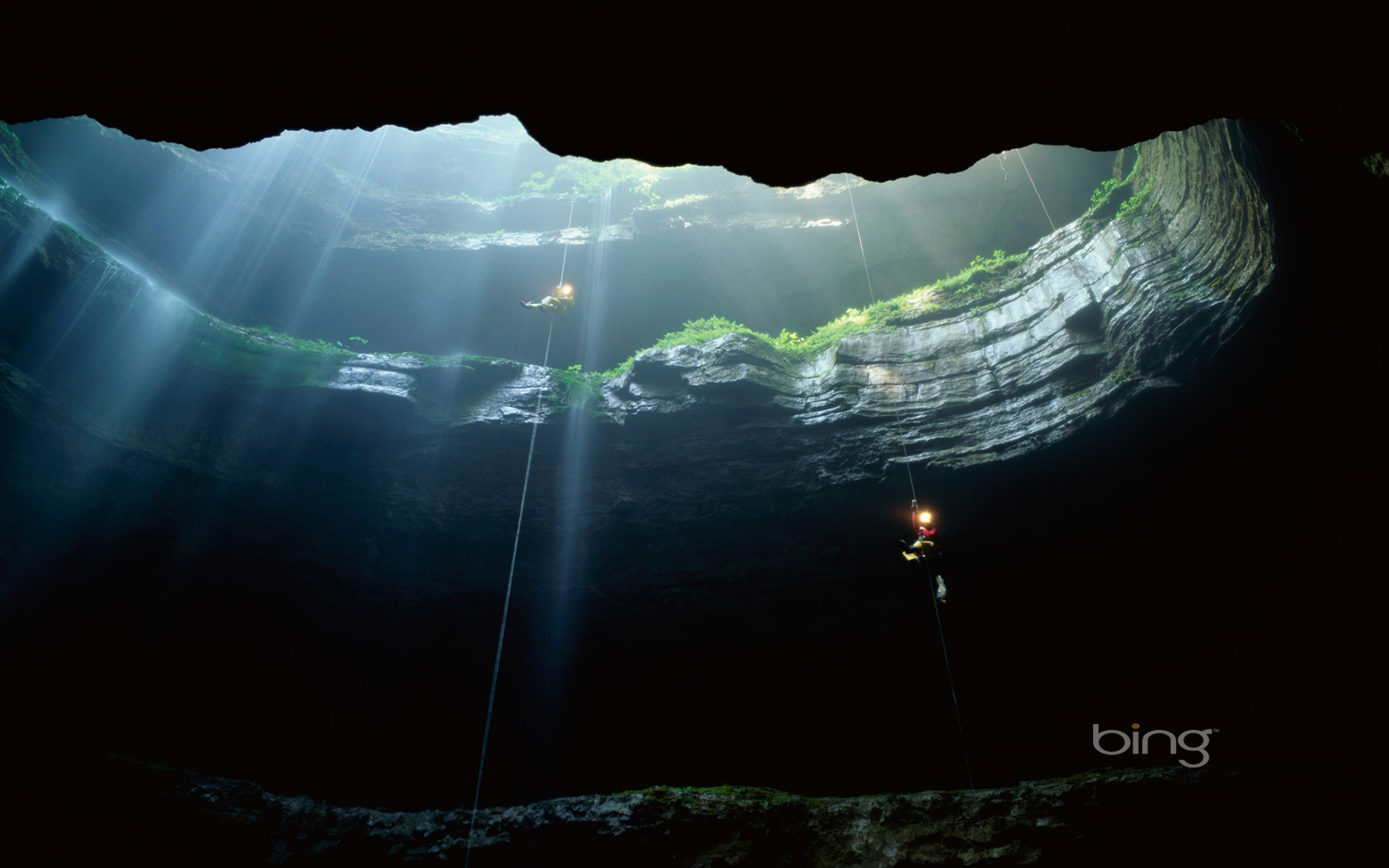 Глубина снизу. Подводные скалы. Бездна пещера. Морская бездна. Скалы под водой.