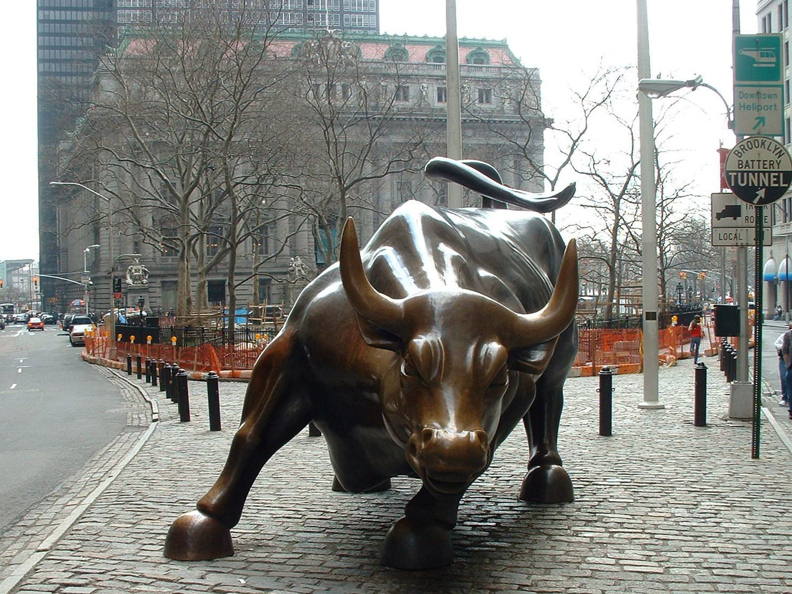 Зе бык кирова. Бык на Уолл-стрит в Нью-Йорке. Бронзовый бык на Уолл стрит. Памятник быку в Нью-Йорке. Медный бык в Нью Йорке.