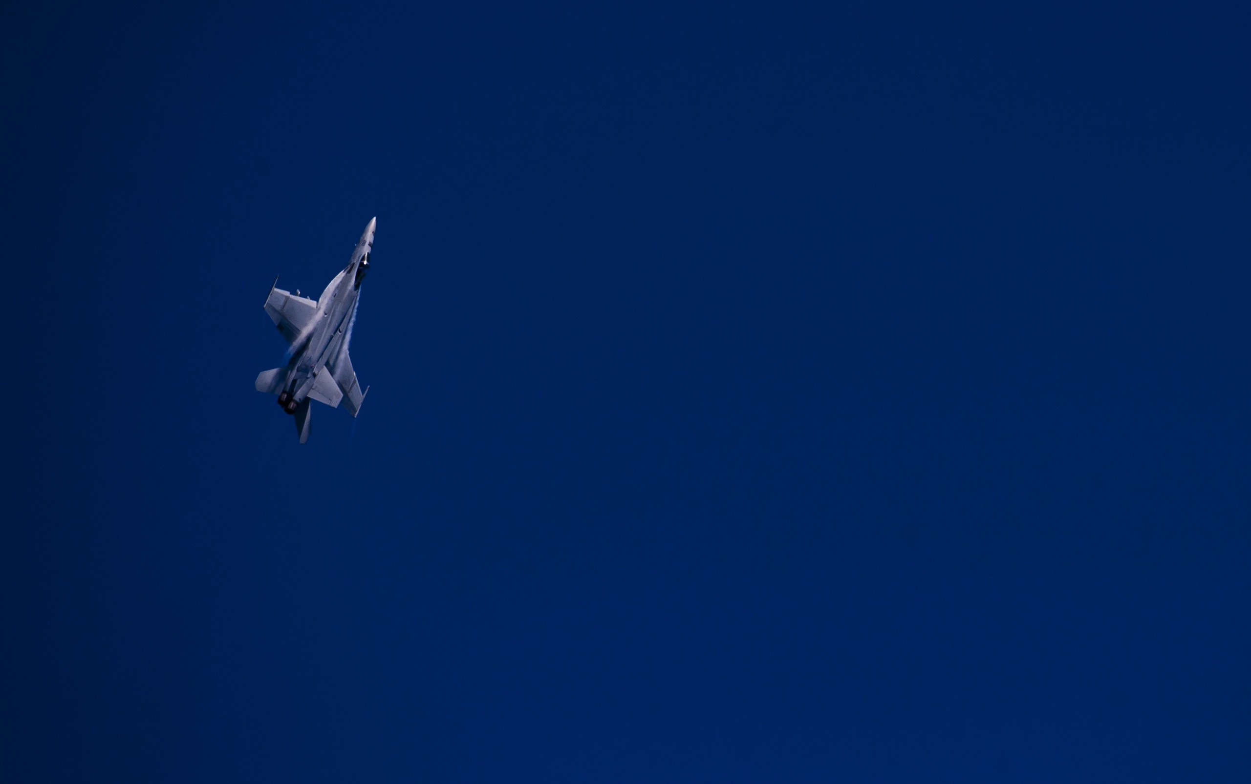 Самолет находящийся в полете 165. Истребитель в небе. Фон небо с истребителем. Самолет на синем фоне. Фон самолет.