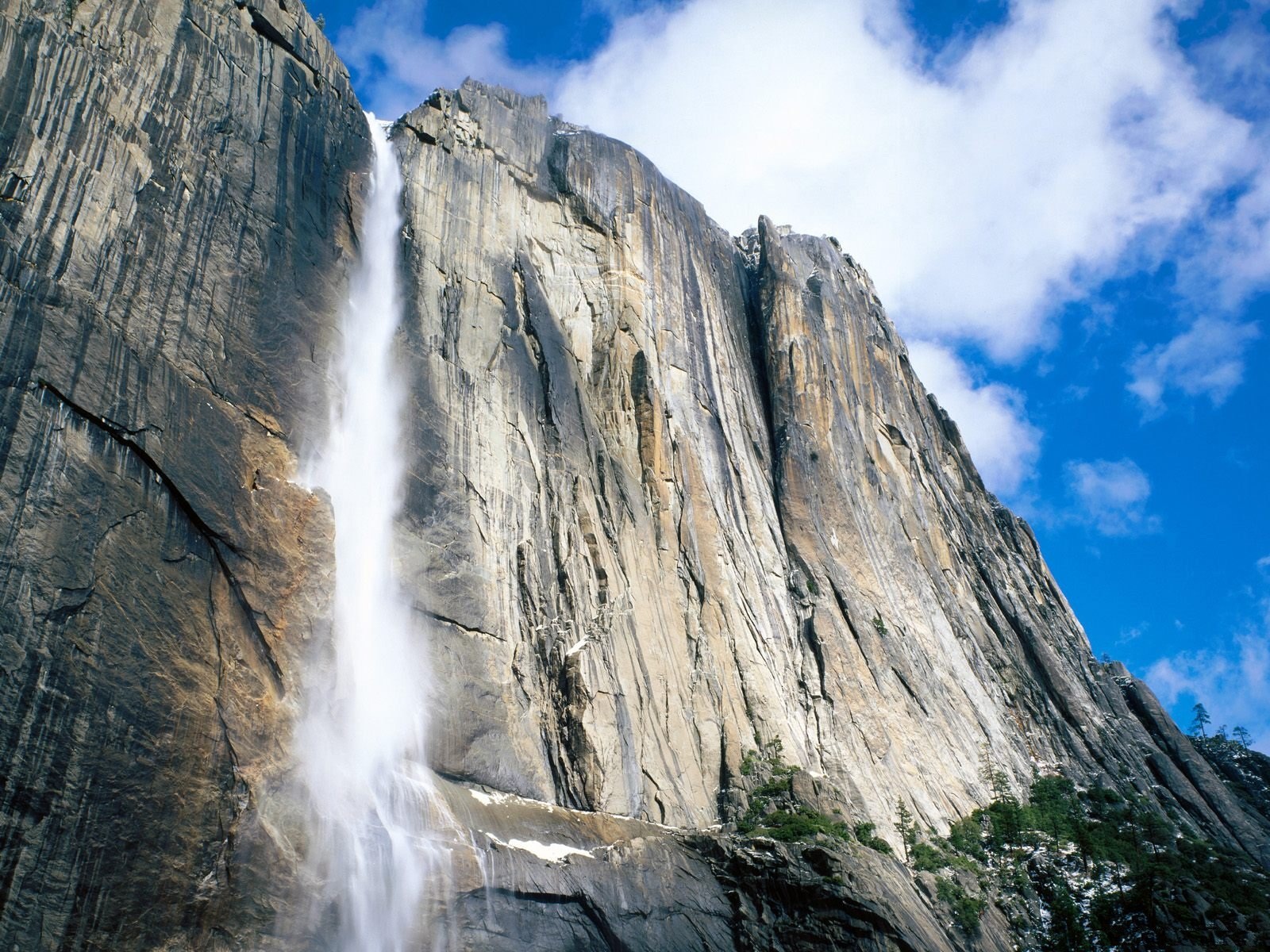 Mountain falls. Национальный парк Йосемити Калифорния. : Верхний Йосемитский водопад. Йосемити национальный парк водопады. Водопад Йосемите в Йосемитском национальном парке.